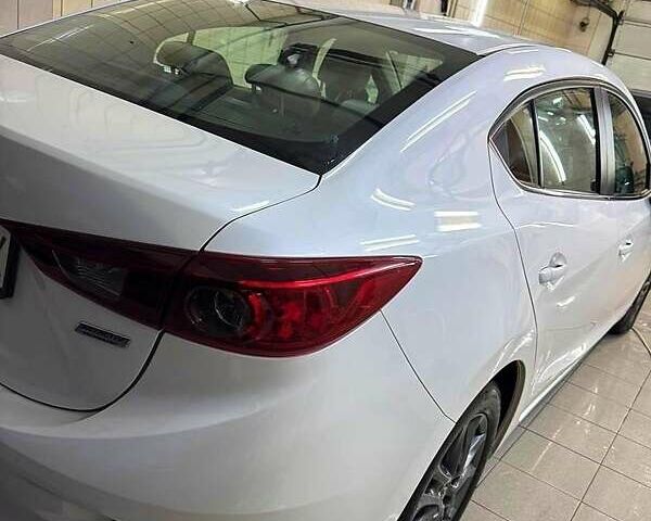 Белый Мазда 3, объемом двигателя 2 л и пробегом 101 тыс. км за 11000 $, фото 6 на Automoto.ua