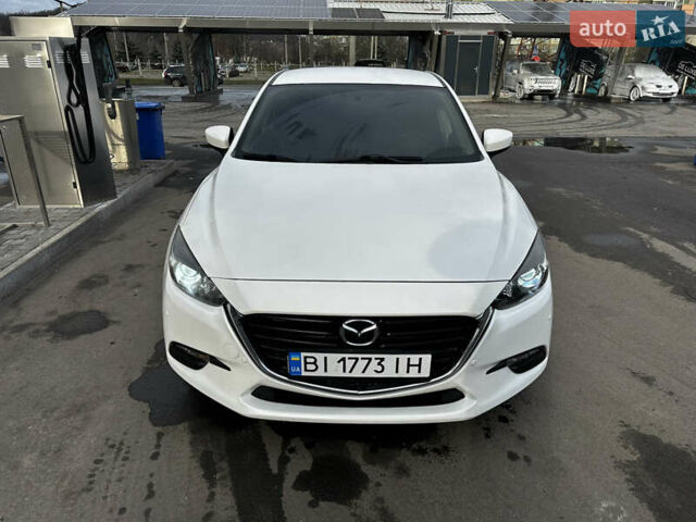 Белый Мазда 3, объемом двигателя 2 л и пробегом 196 тыс. км за 11000 $, фото 1 на Automoto.ua
