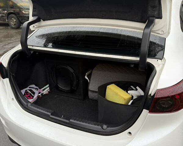 Белый Мазда 3, объемом двигателя 2 л и пробегом 173 тыс. км за 10500 $, фото 7 на Automoto.ua