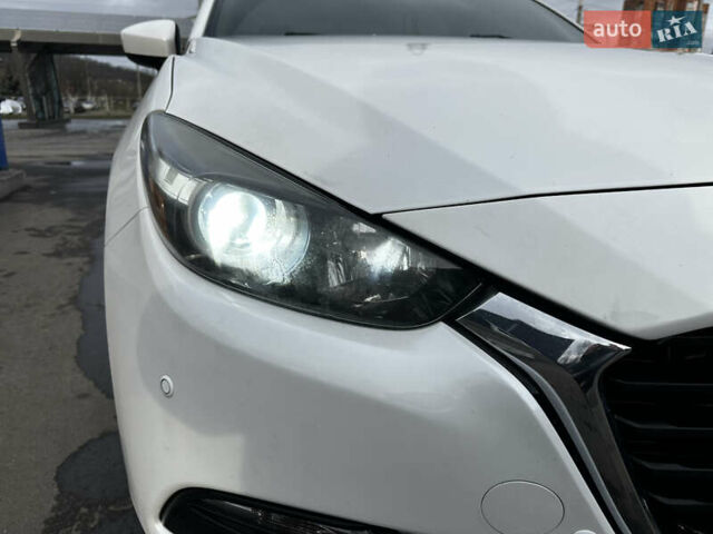 Белый Мазда 3, объемом двигателя 2 л и пробегом 196 тыс. км за 11000 $, фото 3 на Automoto.ua