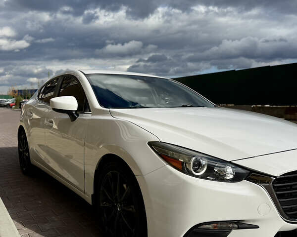 Белый Мазда 3, объемом двигателя 2 л и пробегом 193 тыс. км за 13500 $, фото 1 на Automoto.ua