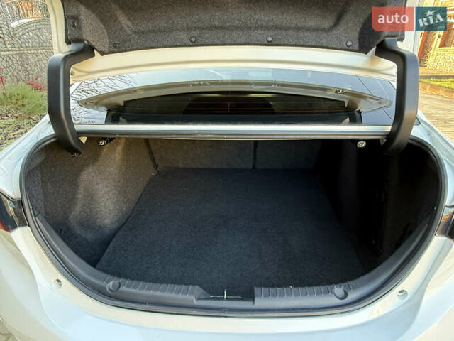 Білий Мазда 3, об'ємом двигуна 1.5 л та пробігом 96 тис. км за 15500 $, фото 10 на Automoto.ua