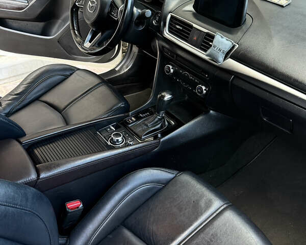 Белый Мазда 3, объемом двигателя 2 л и пробегом 193 тыс. км за 13500 $, фото 15 на Automoto.ua