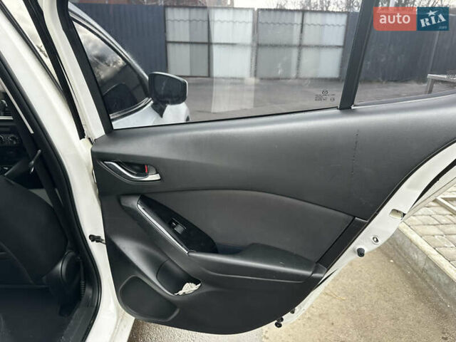 Белый Мазда 3, объемом двигателя 2 л и пробегом 196 тыс. км за 11000 $, фото 21 на Automoto.ua