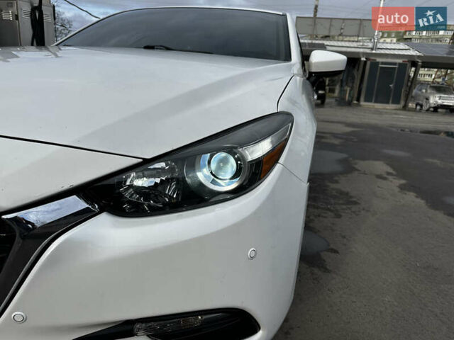 Белый Мазда 3, объемом двигателя 2 л и пробегом 196 тыс. км за 11000 $, фото 2 на Automoto.ua