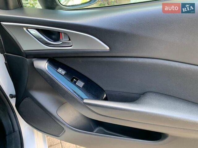 Белый Мазда 3, объемом двигателя 2 л и пробегом 156 тыс. км за 10035 $, фото 10 на Automoto.ua