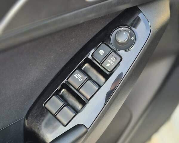 Білий Мазда 3, об'ємом двигуна 1.5 л та пробігом 107 тис. км за 14700 $, фото 8 на Automoto.ua