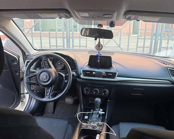 Белый Мазда 3, объемом двигателя 2 л и пробегом 109 тыс. км за 11800 $, фото 9 на Automoto.ua