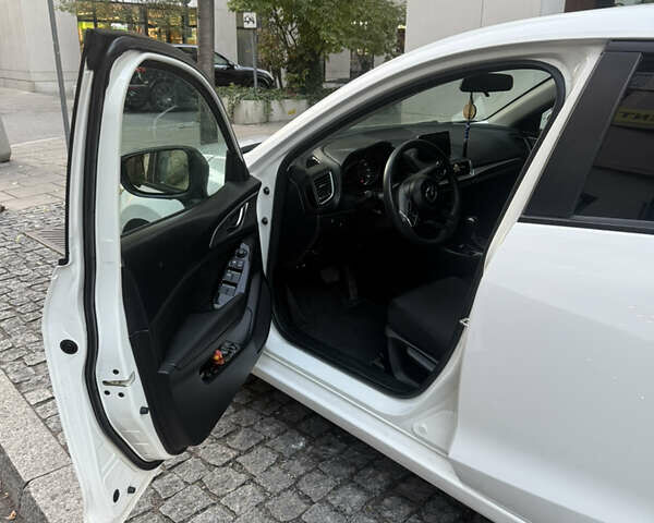 Белый Мазда 3, объемом двигателя 2 л и пробегом 109 тыс. км за 11500 $, фото 6 на Automoto.ua