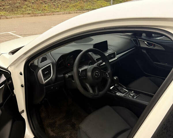 Белый Мазда 3, объемом двигателя 2 л и пробегом 173 тыс. км за 10500 $, фото 4 на Automoto.ua