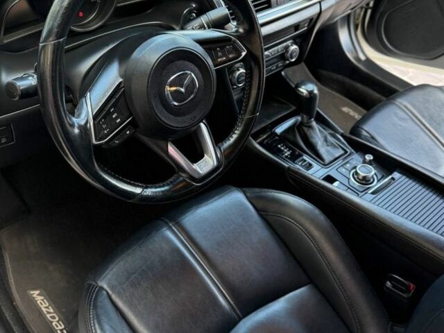 Белый Мазда 3, объемом двигателя 2 л и пробегом 196 тыс. км за 11000 $, фото 5 на Automoto.ua