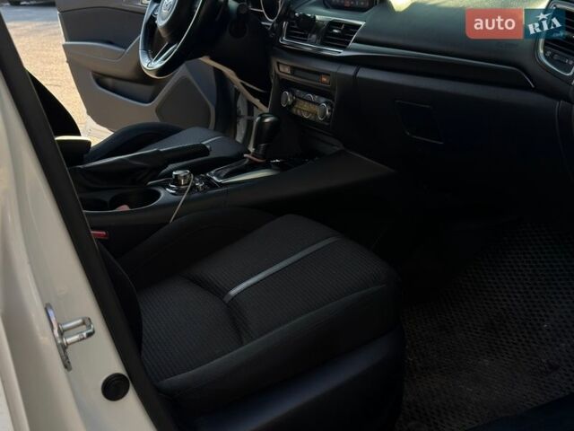 Белый Мазда 3, объемом двигателя 1.5 л и пробегом 168 тыс. км за 14000 $, фото 4 на Automoto.ua