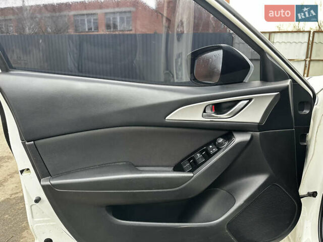 Белый Мазда 3, объемом двигателя 2 л и пробегом 196 тыс. км за 11000 $, фото 12 на Automoto.ua