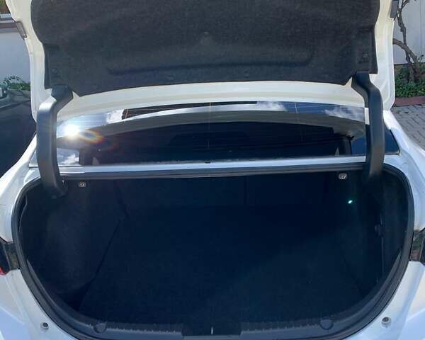 Белый Мазда 3, объемом двигателя 2 л и пробегом 156 тыс. км за 10035 $, фото 5 на Automoto.ua