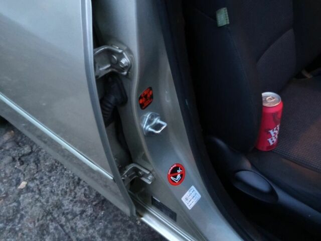 Бежевий Мазда 3, об'ємом двигуна 1.6 л та пробігом 265 тис. км за 3350 $, фото 8 на Automoto.ua