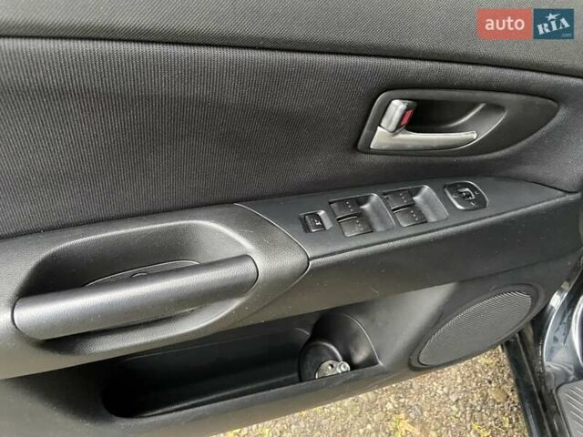 Черный Мазда 3, объемом двигателя 1.6 л и пробегом 171 тыс. км за 3600 $, фото 12 на Automoto.ua