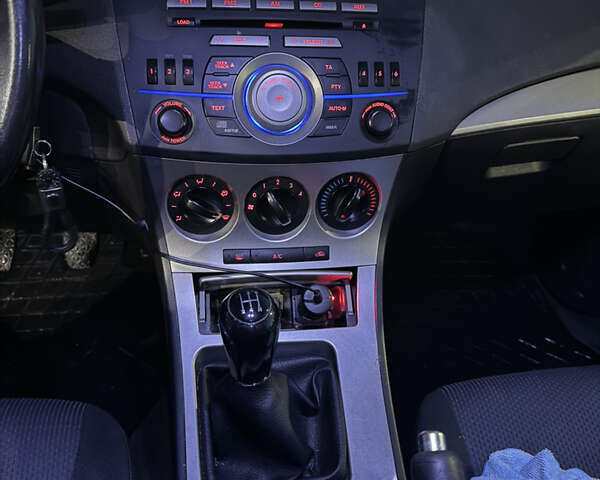 Черный Мазда 3, объемом двигателя 1.56 л и пробегом 243 тыс. км за 6300 $, фото 4 на Automoto.ua