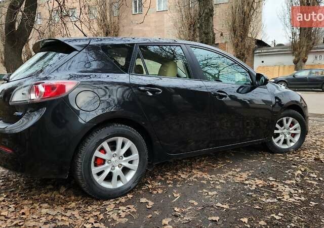 Черный Мазда 3, объемом двигателя 2 л и пробегом 240 тыс. км за 8450 $, фото 3 на Automoto.ua