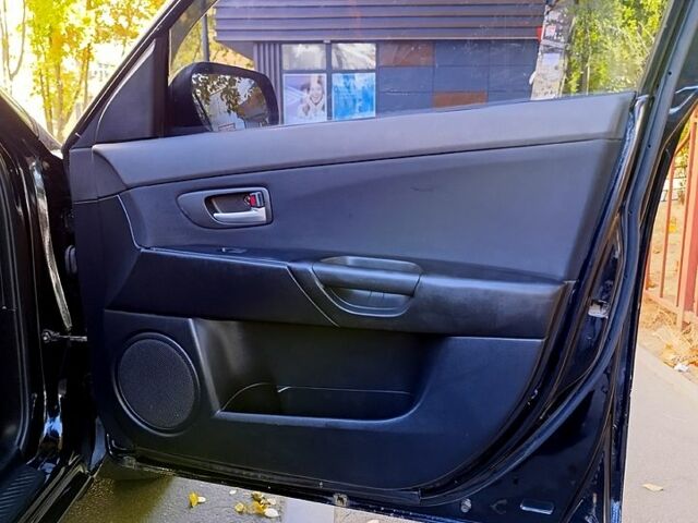 Черный Мазда 3, объемом двигателя 2 л и пробегом 281 тыс. км за 3250 $, фото 8 на Automoto.ua