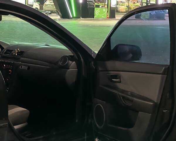 Черный Мазда 3, объемом двигателя 2 л и пробегом 346 тыс. км за 4700 $, фото 5 на Automoto.ua