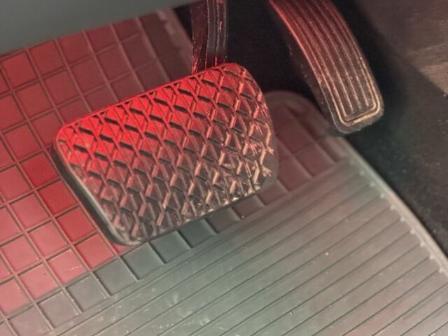 Чорний Мазда 3, об'ємом двигуна 1.6 л та пробігом 192 тис. км за 5500 $, фото 7 на Automoto.ua