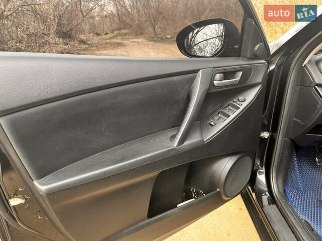 Чорний Мазда 3, об'ємом двигуна 1.6 л та пробігом 245 тис. км за 6800 $, фото 17 на Automoto.ua