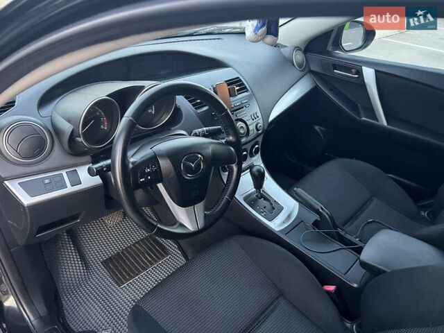 Черный Мазда 3, объемом двигателя 2 л и пробегом 235 тыс. км за 7400 $, фото 5 на Automoto.ua