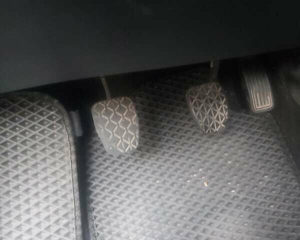 Фиолетовый Мазда 3, объемом двигателя 1.6 л и пробегом 210 тыс. км за 5500 $, фото 5 на Automoto.ua