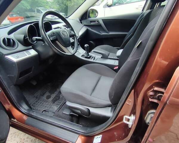 Коричневий Мазда 3, об'ємом двигуна 1.6 л та пробігом 65 тис. км за 9500 $, фото 13 на Automoto.ua