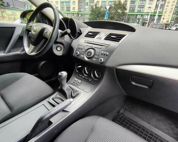 Коричневий Мазда 3, об'ємом двигуна 1.6 л та пробігом 65 тис. км за 9500 $, фото 17 на Automoto.ua