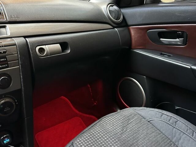 Красный Мазда 3, объемом двигателя 2 л и пробегом 210 тыс. км за 3500 $, фото 5 на Automoto.ua