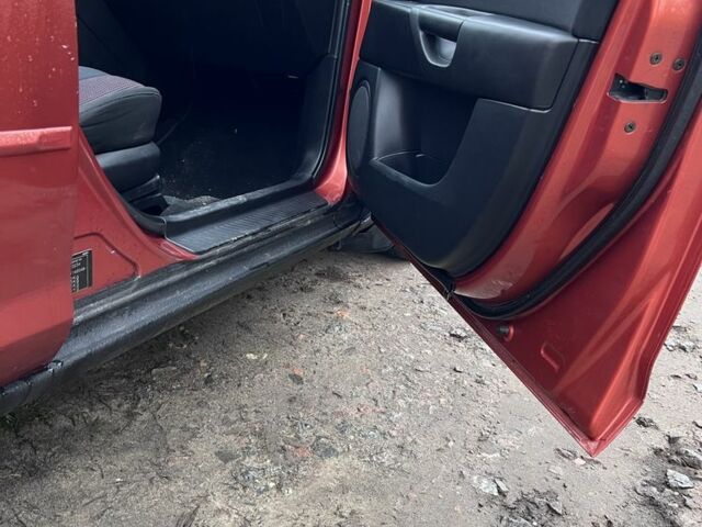 Червоний Мазда 3, об'ємом двигуна 1.6 л та пробігом 205 тис. км за 1999 $, фото 1 на Automoto.ua