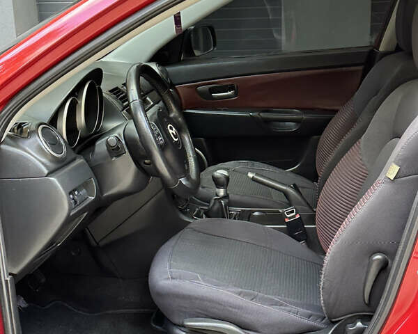Красный Мазда 3, объемом двигателя 2 л и пробегом 250 тыс. км за 3650 $, фото 4 на Automoto.ua