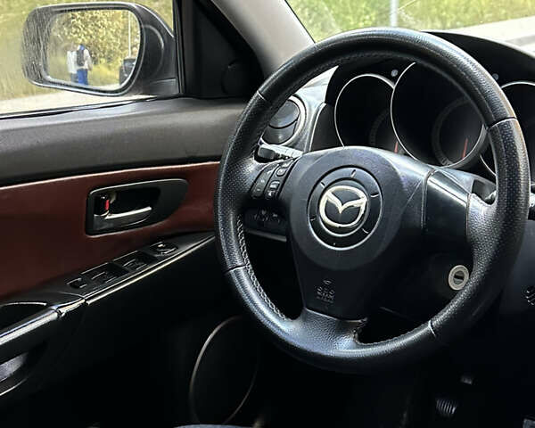 Красный Мазда 3, объемом двигателя 2 л и пробегом 250 тыс. км за 3650 $, фото 3 на Automoto.ua