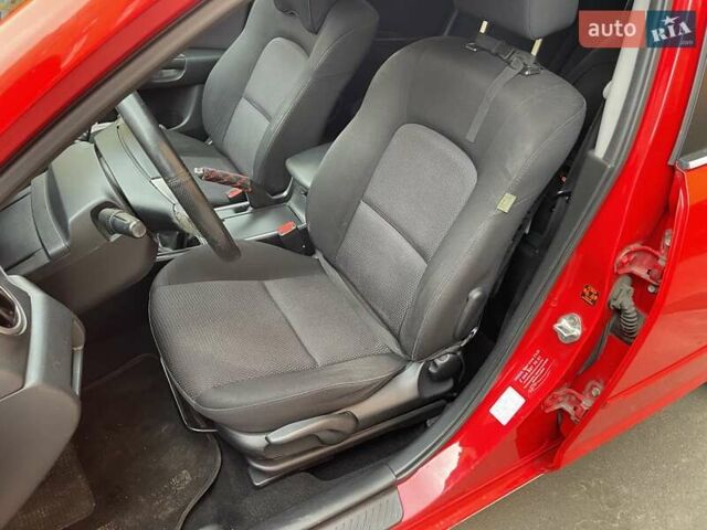 Красный Мазда 3, объемом двигателя 1.6 л и пробегом 106 тыс. км за 5600 $, фото 2 на Automoto.ua