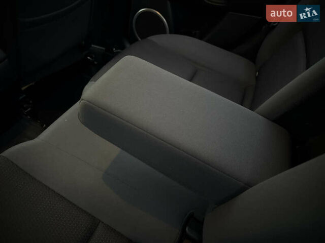 Красный Мазда 3, объемом двигателя 2 л и пробегом 205 тыс. км за 5900 $, фото 30 на Automoto.ua