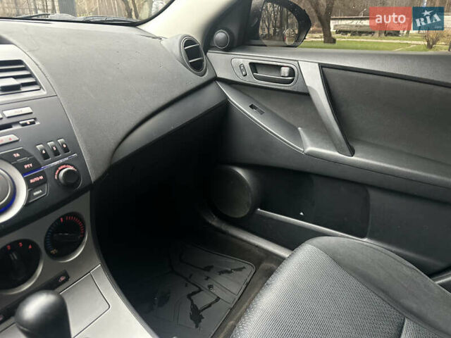 Красный Мазда 3, объемом двигателя 2 л и пробегом 199 тыс. км за 6800 $, фото 13 на Automoto.ua