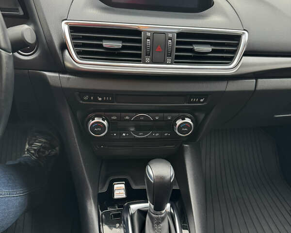 Красный Мазда 3, объемом двигателя 1.5 л и пробегом 55 тыс. км за 15500 $, фото 5 на Automoto.ua