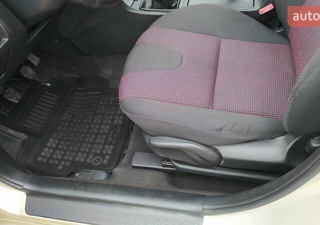 Жовтий Мазда 3, об'ємом двигуна 1.56 л та пробігом 191 тис. км за 2950 $, фото 8 на Automoto.ua