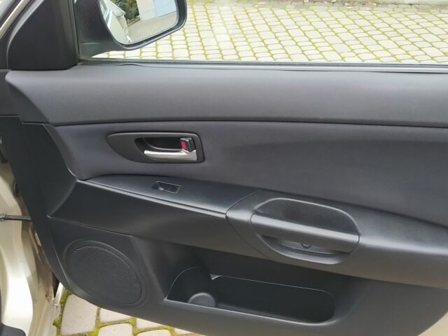 Желтый Мазда 3, объемом двигателя 1.6 л и пробегом 191 тыс. км за 2950 $, фото 18 на Automoto.ua