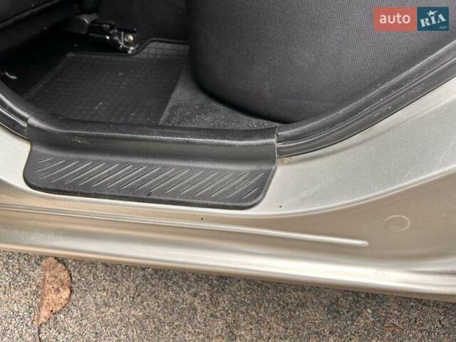 Сірий Мазда 3, об'ємом двигуна 1.6 л та пробігом 250 тис. км за 4300 $, фото 10 на Automoto.ua