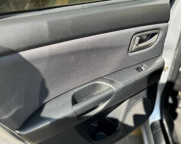Сірий Мазда 3, об'ємом двигуна 1.6 л та пробігом 181 тис. км за 4650 $, фото 3 на Automoto.ua