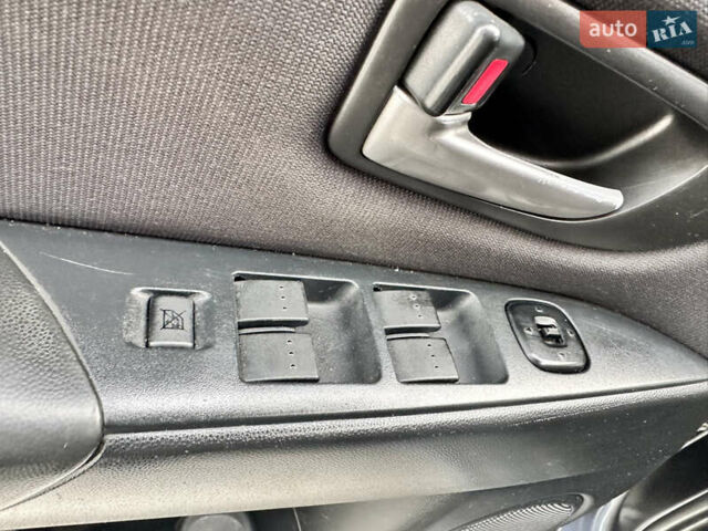 Сірий Мазда 3, об'ємом двигуна 1.6 л та пробігом 300 тис. км за 4500 $, фото 19 на Automoto.ua