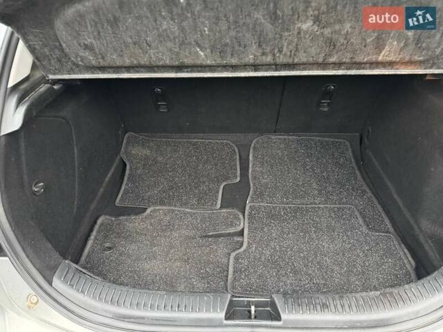 Сірий Мазда 3, об'ємом двигуна 1.6 л та пробігом 187 тис. км за 4200 $, фото 7 на Automoto.ua