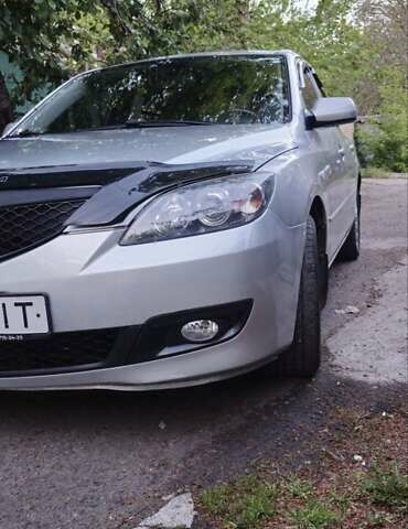 Серый Мазда 3, объемом двигателя 1.6 л и пробегом 297 тыс. км за 5600 $, фото 1 на Automoto.ua