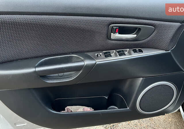 Серый Мазда 3, объемом двигателя 1.6 л и пробегом 310 тыс. км за 5400 $, фото 19 на Automoto.ua