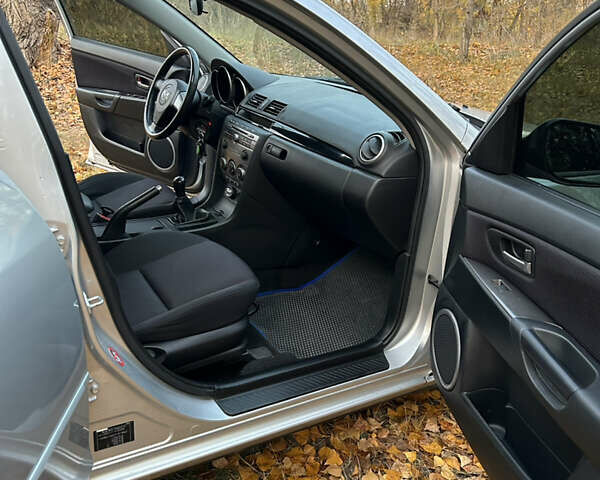 Сірий Мазда 3, об'ємом двигуна 1.6 л та пробігом 283 тис. км за 5500 $, фото 13 на Automoto.ua