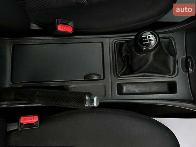 Сірий Мазда 3, об'ємом двигуна 1.6 л та пробігом 156 тис. км за 6200 $, фото 12 на Automoto.ua