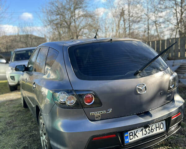 Серый Мазда 3, объемом двигателя 2 л и пробегом 298 тыс. км за 5600 $, фото 2 на Automoto.ua