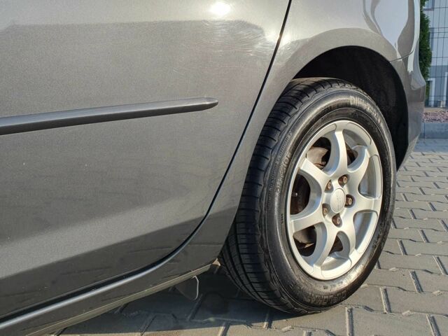 Сірий Мазда 3, об'ємом двигуна 1.6 л та пробігом 200 тис. км за 5200 $, фото 10 на Automoto.ua